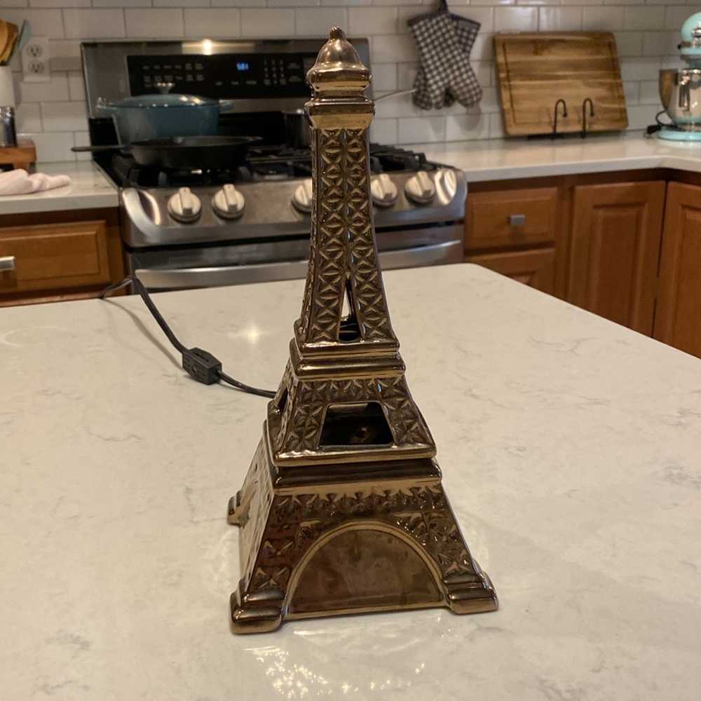 Sscentsy, wax warmer Eiffel Tower RARE